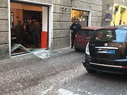 VIDEO Tampona un'auto e finisce nella vetrata di un bar