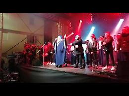 VIDEO Maxi albero, luci, coro gospel e danza