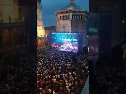 VIDEO Concerto dei Simple Minds a Cremona, piazza del Comune vista dall'alto