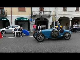 VIDEO Auto storiche, il passaggio della 200 Miglia