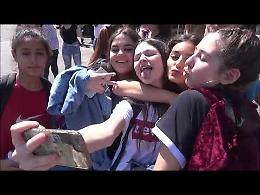 VIDEO Ultimo giorno di scuola in città