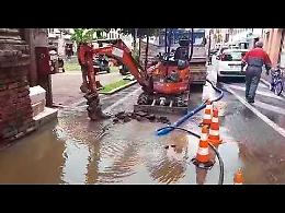 Scoppia tubatura dell'acqua, mercato allagato