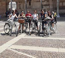 Città viva e piena di turisti