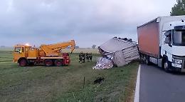 Tir con rimorchio fuori strada in piena notte, pesantissimi disagi al traffico