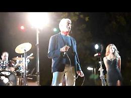 La performance di Don Backy sul palco di via Delle Poste