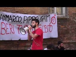 Il presidio dei centri sociali davanti al tribunale