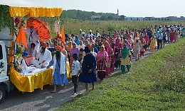 I Sikh sfilano per le  strade di Solarolo