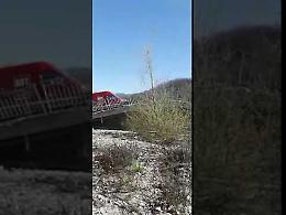 VIDEO Il ponte crollato sul fiume Magra