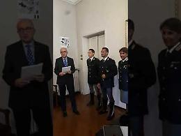 VIDEO Ricevuto in prefettura l'agente che ha salvato un pescatore che rischiava di annegare
