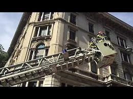 Il video dei vigili del fuoco in azione in piazza Roma