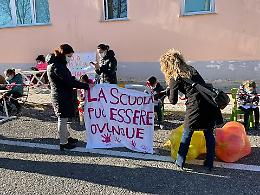 VIDEO A Vicomoscano lezioni nel parcheggio della scuola primaria: «Lo schermo dà apatia»