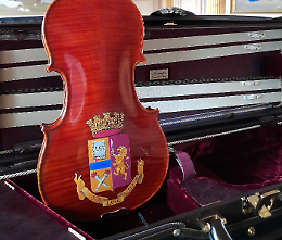 Academia Cremonensis dona un violino al questore Sinigaglia e al maestro Billi