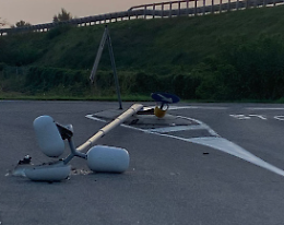 Autoarticolato abbatte un lampione, danno anche alla colonnina elettrica
