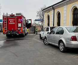 Incendio di un cassonetto dei rifiuti, intervento dei vigili del fuoco
