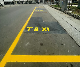 Piazza Roma, i taxi traslocano dalla parte opposta: sempre meno posti per i residenti