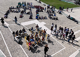 Ucraina, flash mob in piazza: gli studenti ricreano la  parola «pace» 