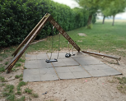 Vandali scatenati, divelte le altalene dei giardini pubblici
