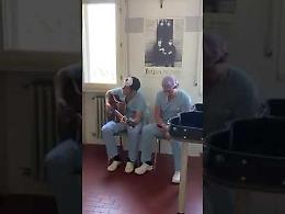 VIDEO L’esibizione improvvisata a fine turno di due chirurghi a Castel San Giovanni