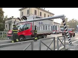 VIDEO Camion abbatte il portale del ponte di via Cadorna