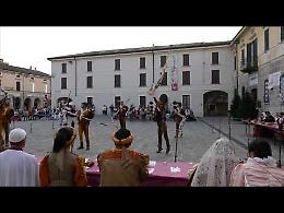 Festa del Platina in piazza, sbandieratori di Isola in azione