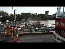 VIDEO Il crollo del ponte pedonale sul fiume Adda