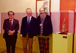 Comunicato Stampa: CRV - Gianmaria Potenza dona al Consiglio regionale del Veneto l'opera scultorea "Grappolo d'uva"