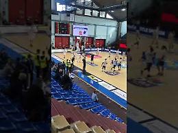 VIDEO Vanoli Cremona - Aquila Basket Trento: il riscaldamento delle due squadre