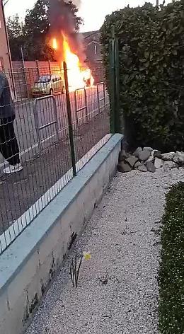 Auto in fiamme in via Don Mazzi