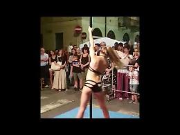 VIDEO Esibizioni di pole dance a cura di Danza Fitness ai Giovedì d'estate di Cremona