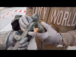 Il video del restauro della statua di Stradivari in corso Garibaldi