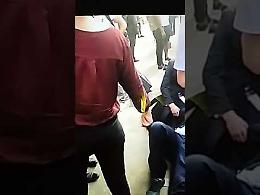 VIDEO - Treno in sosta, controllore aggredito