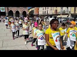 Il video. Sfilata di alunni sul Listone: salviamo le api