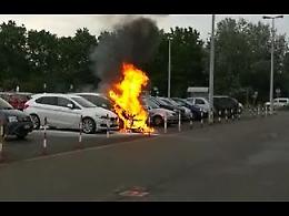 VIDEO Incendio auto al parcheggio dell'ospedale Oglio Po