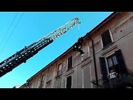 Antenna pericolante, intervento spettacolare dei vigili del fuoco