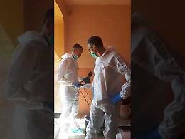 VIDEO L'ingresso nell'appartamento degli investigatori della scientifica