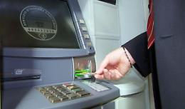 Spende 1.750 euro in 8 minuti con una carta rubata, denunciato
