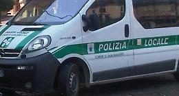 Trova banconote sparse a terra e le consegna ai vigili
