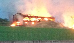 Spaventoso incendio in cascina