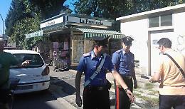 Coltello alla gola, via l'incasso
