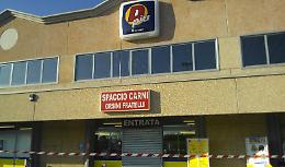 Rapinatore accoltellato perde la pistola e fugge dal D Più discount