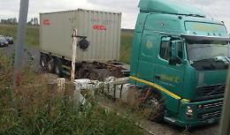 Un Tir si incastra nel passaggio a livello