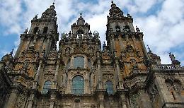 Rufin racconta il suo «cammino» a Santiago de Compostela con piglio ironico e demistificante