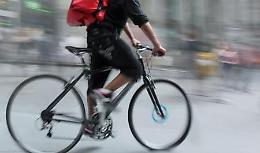 Non tutti indisciplinati i ciclisti. Ma c’è anche chi va contromano