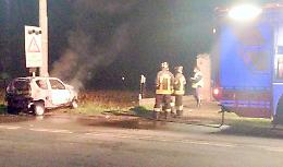 Auto si schianta e prende fuoco, attimi di paura per un 19enne