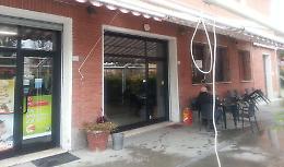 Sirena, pensa a falso allarme
Ma i ladri ci sono, colpo al bar