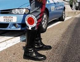 Vede il carro attrezzi, s'infuria e insulta i poliziotti