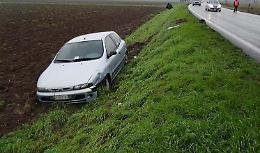 Perde il controllo dell'auto ed esce di strada