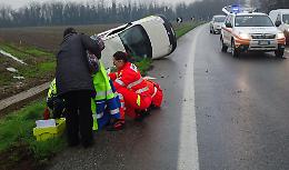 Perde il controllo dell'auto e si ribalta, ferita
