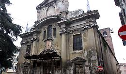 Chiesa aperta grazie ai Templari
Erbacce e piante sulla facciata