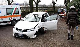 Malore mentre è al volante, auto contro un albero